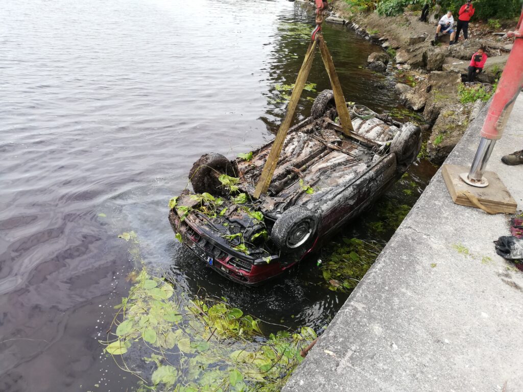 Pärnu jõest auto vintsimine