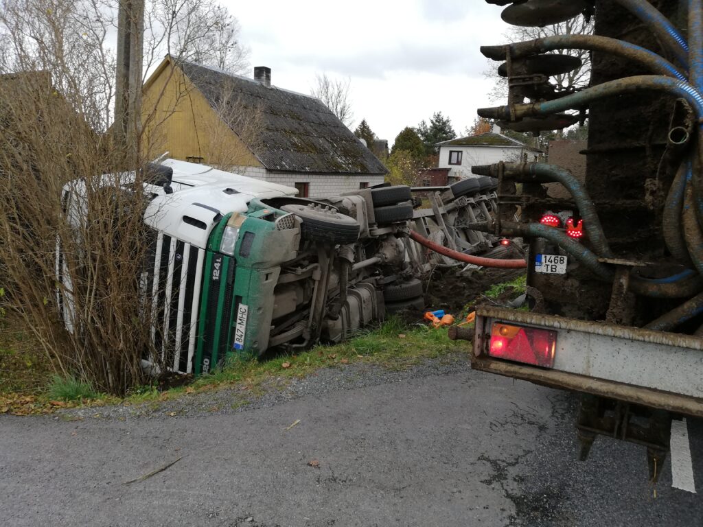 Veoauto kraavis