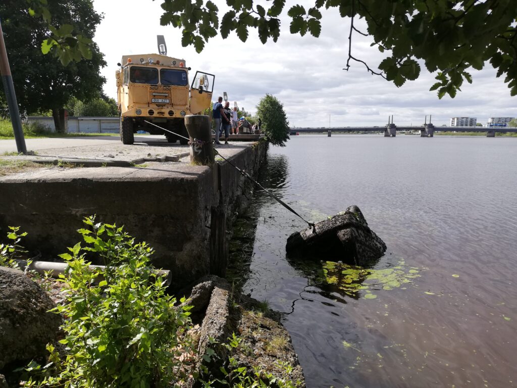 Pärnu jõest auto vintsimine