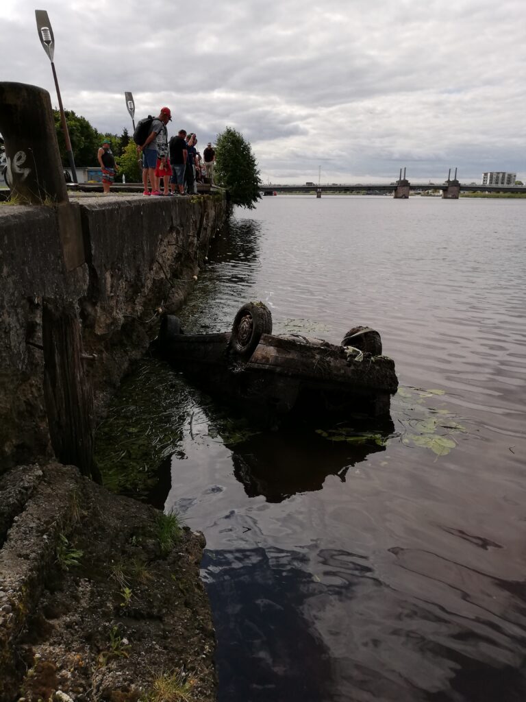 Pärnu jõest auto vintsimine