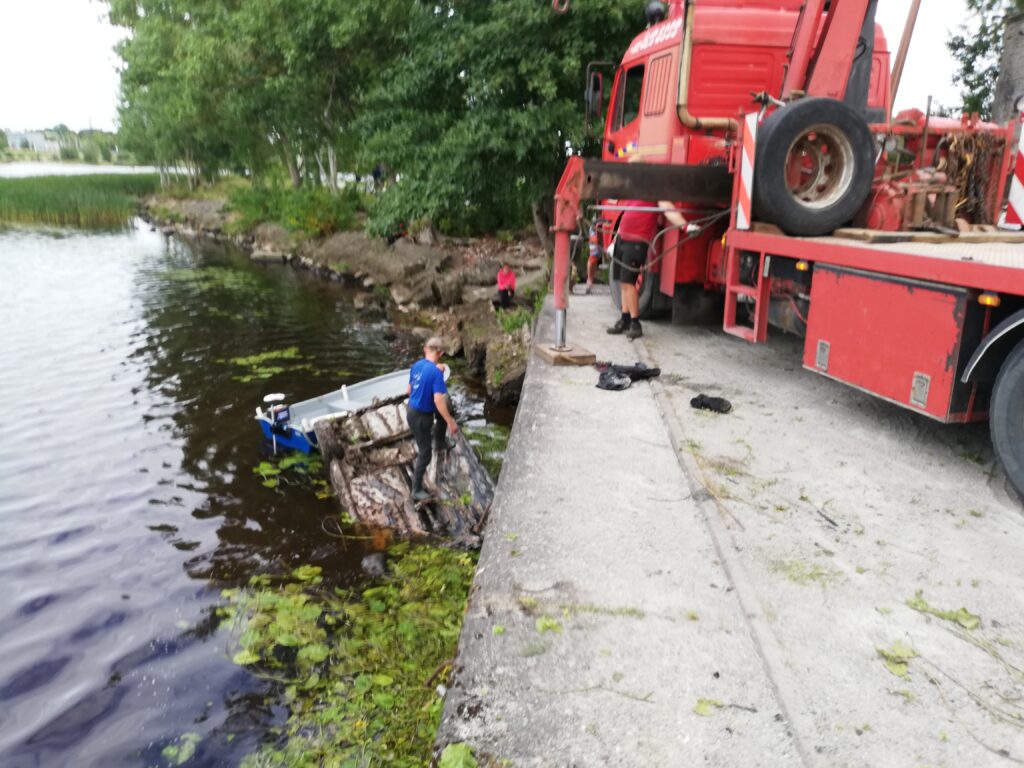 Pärnu jõest auto vintsimine
