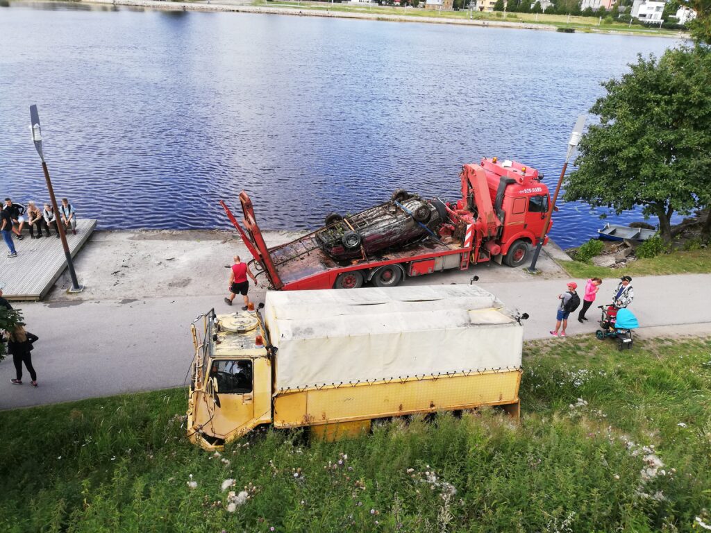 Pärnu jõest auto vintsimine